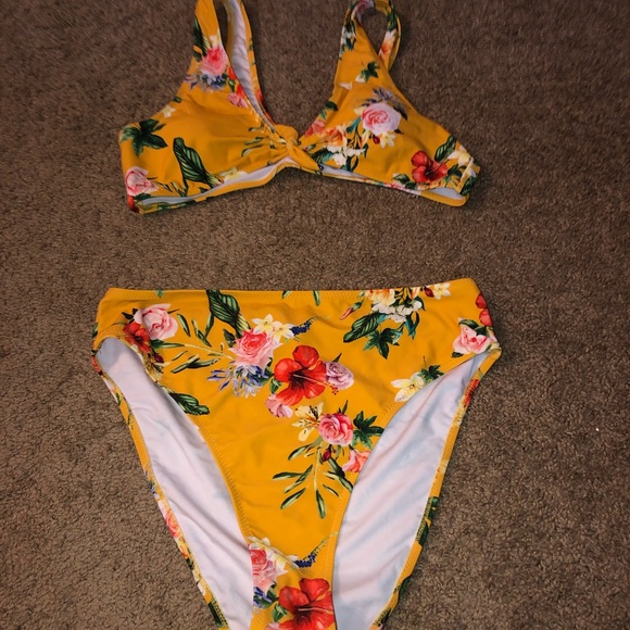 Cupshe Other - Floral bikini